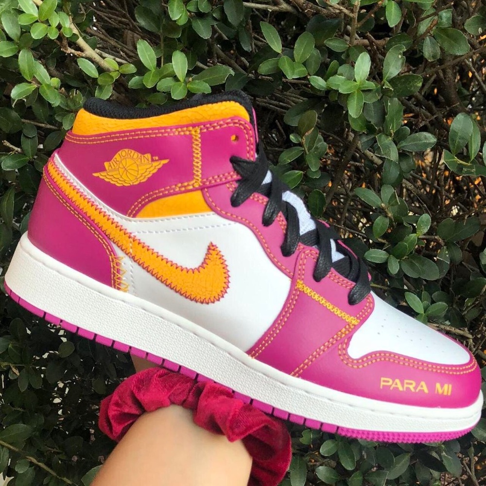 Jordan 1 Mid Pink